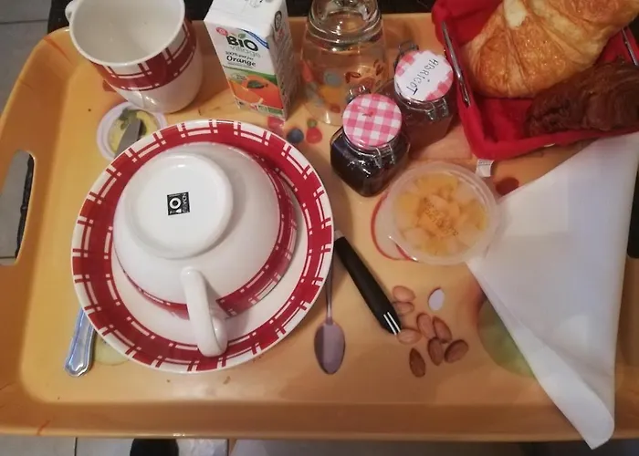 chambre avec salle de bain privatisée avec petit déjeuner compris
